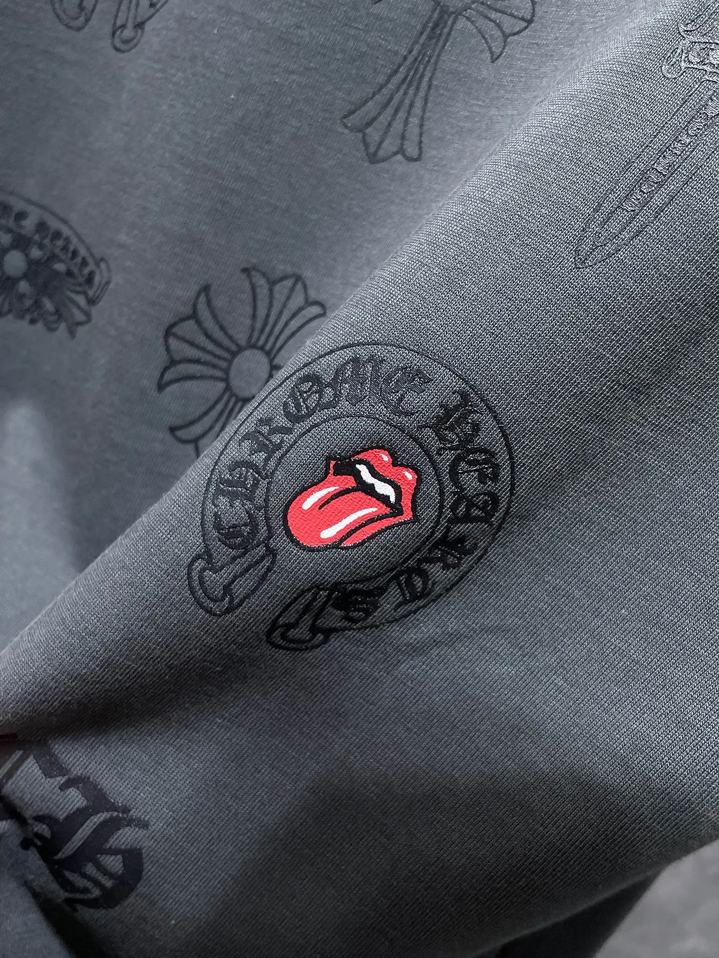 P150 new Chrome Hearts 25ss worn model for summer! High-weight, environmentally friendly and high-quality top-quality fabric 280g Crow contrast graffiti frayed embroidered short sleeves. Counter synchronization. 1:1 replica version. Recommended colors: black, white, gray. Size: S, M, L, XL